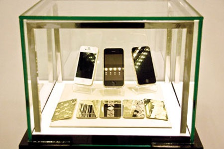 Choáng với điện thoại dát kim cương “made in Vietnam” - 2 Choáng với điện thoại dát kim cương “made in Vietnam” - 2