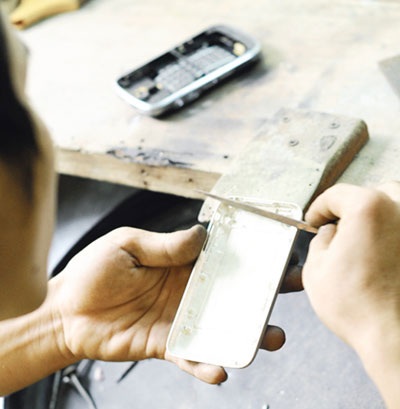 Choáng với điện thoại dát kim cương “made in Vietnam” - 5 Choáng với điện thoại dát kim cương “made in Vietnam” - 5