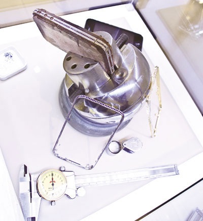 Choáng với điện thoại dát kim cương “made in Vietnam” - 6 Choáng với điện thoại dát kim cương “made in Vietnam” - 6