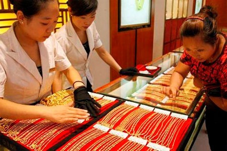 Vàng trong nước cao hơn thế giới 2,8 triệu đồng/lượng - 1 Vàng trong nước cao hơn thế giới 2,8 triệu đồng/lượng - 1