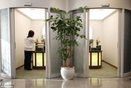 Kỳ lạ khách sạn cho người… chết - 2