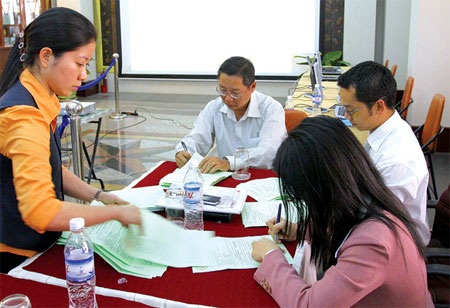 Nhiều doanh nghiệp cắt giảm lao động cổ cồn - 1 Nhiều doanh nghiệp cắt giảm lao động cổ cồn - 1
