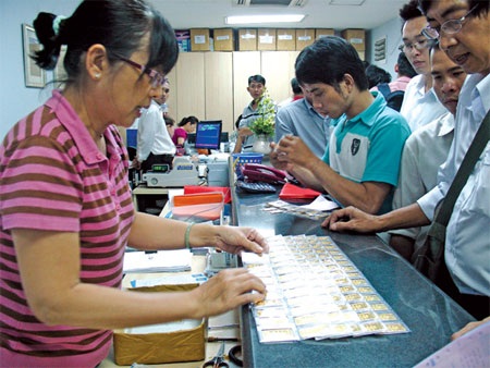 Vàng giảm giá, vác bao tải tiền đi mua - 1