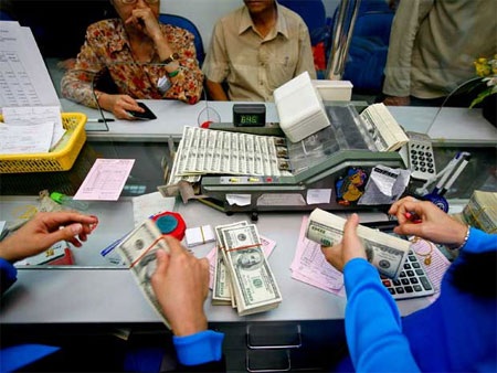 Lại phải mua USD cao hơn giá niêm yết - 1 Lại phải mua USD cao hơn giá niêm yết - 1