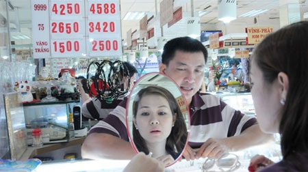 Giá vàng VN vượt xa thế giới: Đẩy phần lỗ sang người mua - 2