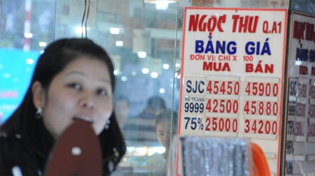 Giá vàng VN vượt xa thế giới: Đẩy phần lỗ sang người mua - 1