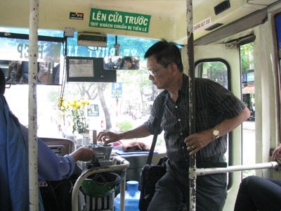 Hà Nội tính chuyện bán vé xe buýt tự động - 1 Hà Nội tính chuyện bán vé xe buýt tự động - 1