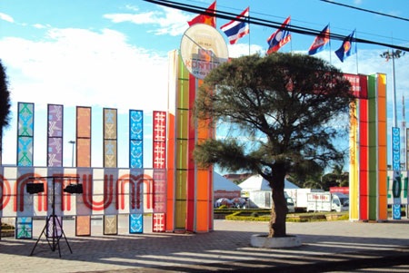 Mở màn Hội chợ Thương mại biên giới Kon Tum 2011 - 1 Mở màn Hội chợ Thương mại biên giới Kon Tum 2011 - 1