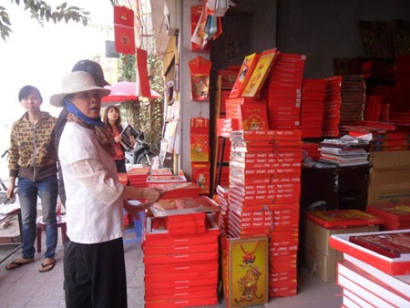 Lịch 2012 tăng giá 15%, mẫu mã vẫn nghèo - 2