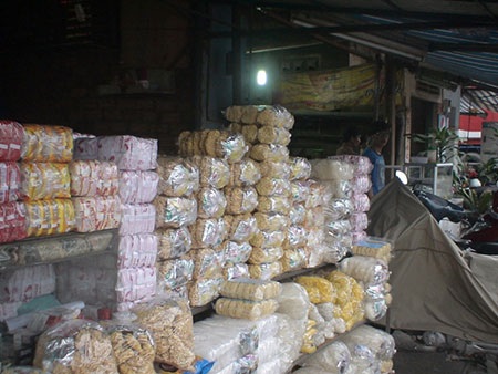 Mì ăn liền “ba không” tràn ngập thị trường  - 1