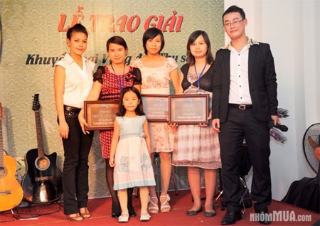 Nhommua trao giải chương trình “Khuyến mại vàng - Đón thu sang” - 2 Nhommua trao giải chương trình “Khuyến mại vàng - Đón thu sang” - 2