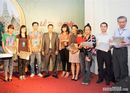 Nhommua trao giải chương trình “Khuyến mại vàng - Đón thu sang” - 3 Nhommua trao giải chương trình “Khuyến mại vàng - Đón thu sang” - 3