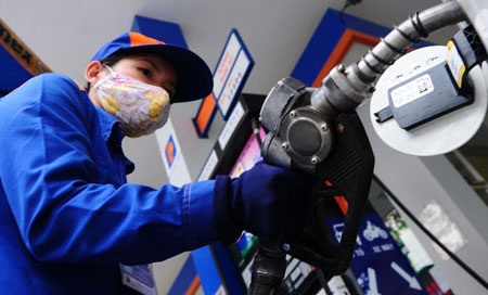 Lời 1.000 đồng/lít vẫn chưa giảm giá xăng - 1