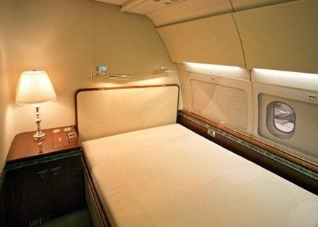 Chiêm ngưỡng máy bay mạ vàng của tổng thống Ukraina - 6 Chiêm ngưỡng máy bay mạ vàng của tổng thống Ukraina - 6