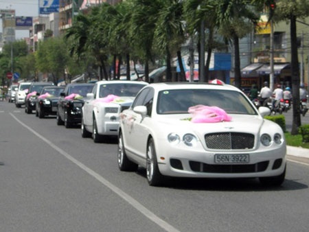 Đại gia miền Tây đón dâu bằng dàn siêu xe - 1 Đại gia miền Tây đón dâu bằng dàn siêu xe - 1