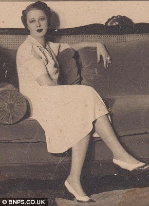 Đôi bông tai trị giá 1,6 triệu bảng Anh  - 2