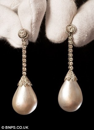 Đôi bông tai trị giá 1,6 triệu bảng Anh  - 3