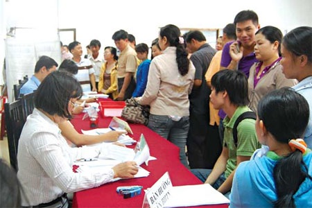 Chen chân đi đăng ký thất nghiệp - 1 Chen chân đi đăng ký thất nghiệp