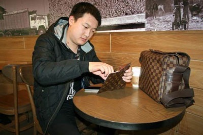 Kiếm cả tỷ đồng nhờ cho thuê mặt làm... biển quảng cáo