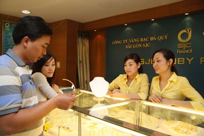 Giá vàng đồng loạt lao dốc - 1 Giá vàng đồng loạt lao dốc