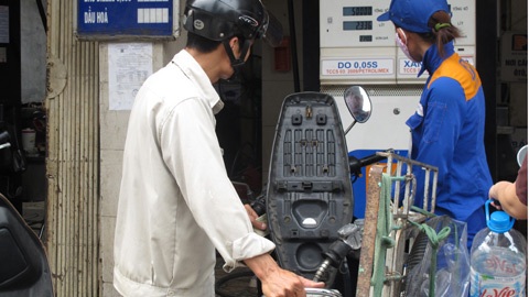 Xăng dầu lãi lớn: Neo giá cao, chi hoa hồng lớn