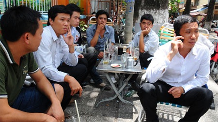 Lách luật làm sàn vàng “ảo” - 2 Các nhà đầu tư “ngồi đồng” trước Công ty Đỉnh Phong.