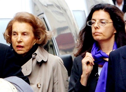 Người phụ nữ giàu nhất nước Pháp bị lừa? - 1 Hai mẹ con bà Liliane Bettencourt.