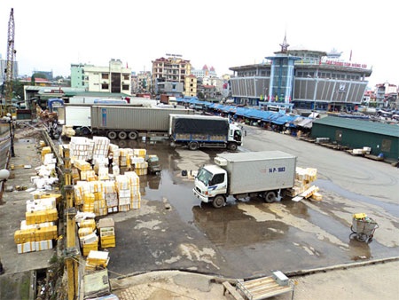 Trung Quốc sẽ còn cấm biên đến hết tháng 10 - 1 Hàng hoá vẫn chờ ở bến Ka Long, chưa biết tới bao giờ để “xuất khẩu” được sang Trung Quốc.