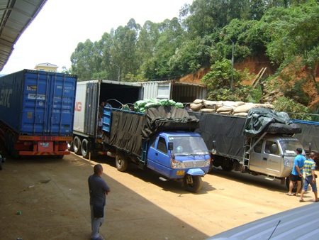 Nhiều xe đang bị tắc tại cửa khẩu Cốc