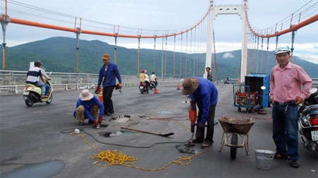 Cầu hư hỏng do... công nghệ mới - 1 Công nhân khoan vá mặt cầu