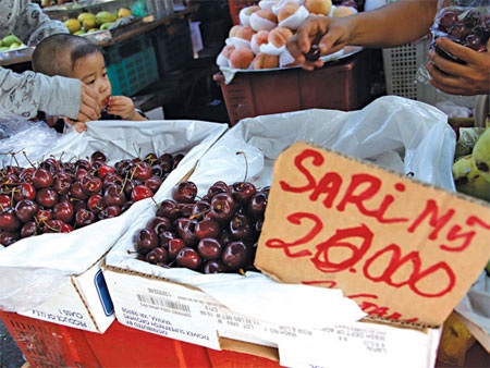 Trái Cherry Trung Quốc: Doanh nghiệp không khai thì khó biết - 1 Cherry bày bán ngoài chợ với giá 200.000 đồng/kg.