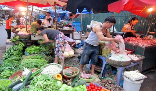 Chợ đã ế nay càng thêm ế do người dân thắt chặt chi tiêu (ảnh B.H)