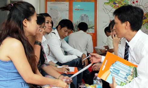 Treo hoa hồng đậm, “cò” đất vẫn dửng dưng