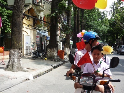 Bán cờ, bóng bay... kiếm tiền triệu ngày khai giảng - 3 Xe ôm cũng kiếm được bộn tiền nhân dịp này (Ảnh chỉ có tính minh họa)