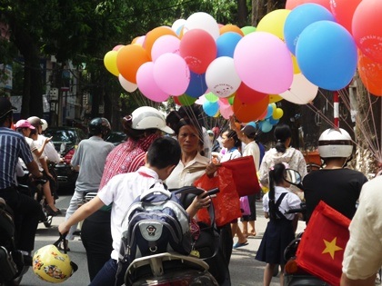 Bán cờ, bóng bay... kiếm tiền triệu ngày khai giảng - 1 Bán cờ, bóng bay... kiếm tiền triệu ngày khai giảng