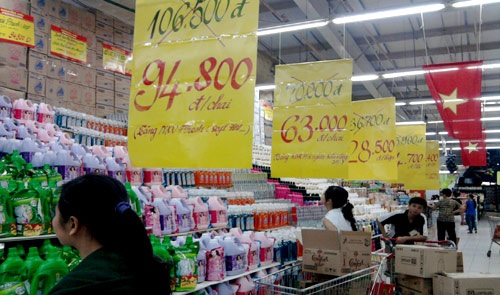 Các siêu thị đua nhau khuyến mãi, giảm giá sâu các mặt hàng để thu hút người tiêu dùng (ảnh B.H)