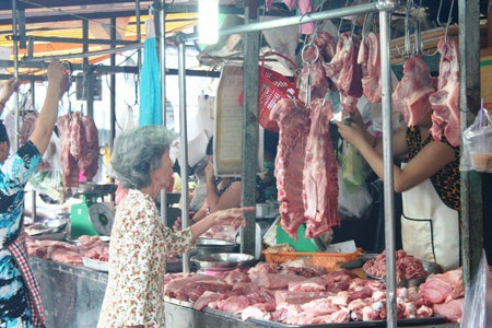 TPHCM: 50 cán bộ thú y sẽ quản 700 chợ? - 1 Người tiêu dùng sẽ mua được thịt tươi sống trong 8 giờ? (ảnh chụp sáng 12/8 tại chợ Tân Định).