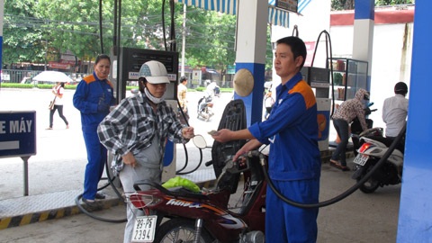 Xăng dầu lại kêu lỗ: Tăng giá và rối loạn? - 1 Lại lỗ tới 1000 đồng/lít