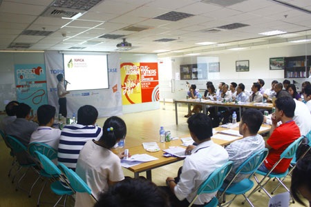 Các nhà đầu tư “phát sốt” với xu hướng “mobile hóa” dịch vụ - 1 20 nhà đầu tư theo dõi phần thuyết trình của các doanh nghiệp tốt nghiệp