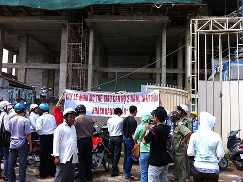 “Bẫy” căn hộ giảm giá - 1 Khách hàng tập trung tại dự án Good House để đòi quyền lợi từ chủ đầu tư