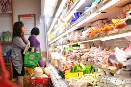 Siêu thị trước áp lực tăng giá - 1 Đang trong tháng khuyến mại, nhưng nhiều siêu thị lại chịu áp lực tăng giá.