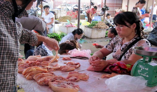 Thịt gà 30.000 đồng/kg lại ồ ạt ra chợ - 2 Loại gà như thế này ở chợ Dịch Vọng chỉ bán có 30.000 đồng/kg