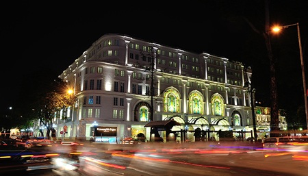 Vincom Center A về đêm như viên ngọc lấp lánh giữa lòng Sài Gòn