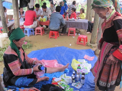 Hóa chất BVTV không rõ nguồn gốc vẫn được bày bán công khai tại các phiên chợ vùng Biên giới.