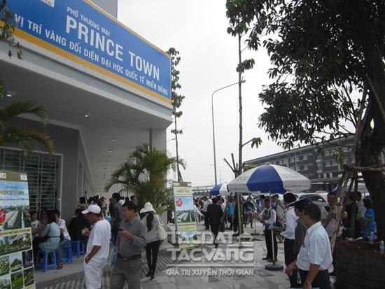 Prince Town chiếm vị trí đắc địa, đối diện Đại học Quốc Tế Miền Đông