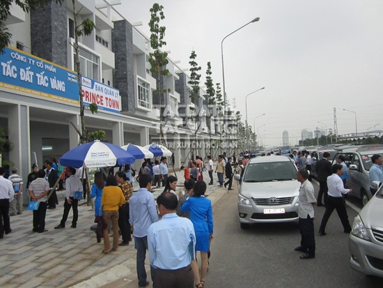 Hơn 500 khách hàng tham quan thực tế dự án Prince Town ngay trong ngày mở bán