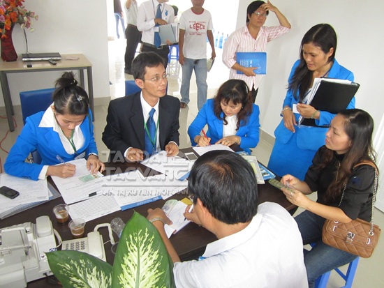 Với vị trí vàng để kinh doanh thương mại, nhà đầu tư xuống tiền ngay tại nhà mẫu để giữ vị trí đẹp