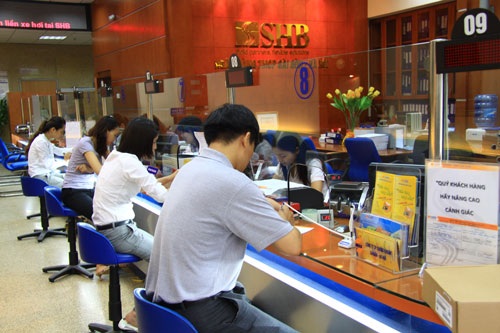SHB hậu sáp nhập đã thu hồi gần 500 tỷ đồng nợ xấu - 1 Người dân gửi tiền tại Ngân hàng TMCP Sài Gòn - Hà Nội (SHB).