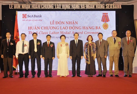 SeABank đón nhận Huân chương Lao động hạng Ba - 3 Phó TGĐ SeA Bank trao tiền cho Unicef