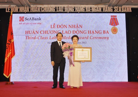 SeABank đón nhận Huân chương Lao động hạng Ba - 2 Phó Thủ tướng Vũ Văn Ninh trao Huân chương lao động hạng Ba cho bà Nguyễn Thị Nga
